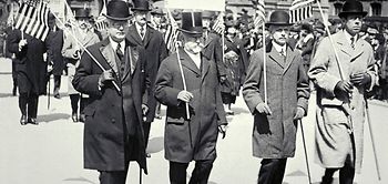 Männer mit Hut und Mantel streiken (Bild in s_w)