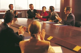 Männer und Frauen bei Sitzung