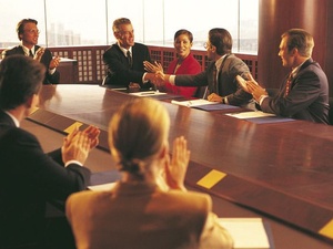 Knigge am Arbeitsplatz: Im Meeting gelten ungeschriebene Regeln f
