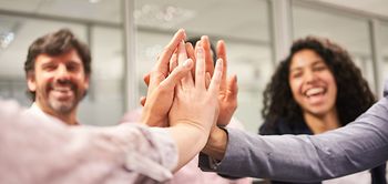 Männer und Frauen klatschen sich ab