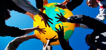 Männer und Frauen mit buntem Ball Weltkugel Globus