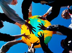 Männer und Frauen mit buntem Ball Weltkugel Globus