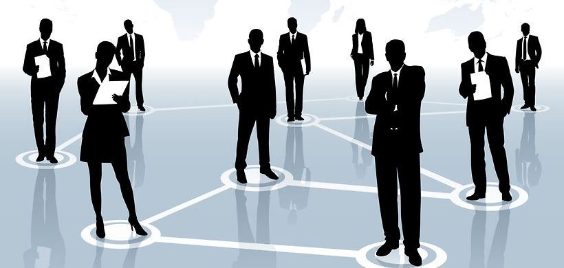 Männer und Frauen stehen vor Landkarte Netzwerk