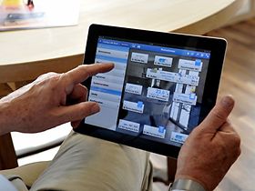 Männerhände Tablet Smart Home Nutzung