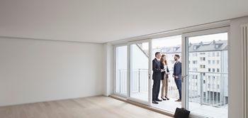 Makler Besichtigung leere Wohnung 3 Personen