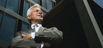 Makler Immobilienmakler Geschäftsmann Anzug 