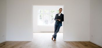 Makler Immobilienmakler Wohnung renoviert leer