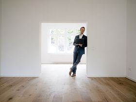 Makler Immobilienmakler Wohnung renoviert leer