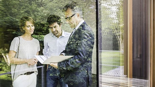 Makler Paar Haus Wohnung Immobilienkauf Wohneigentum