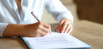 Maklerin Frau Vertrag Büro Unterschrift