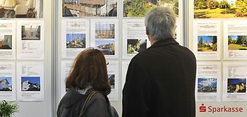 Maklerwand an Sparkassenschaufenster