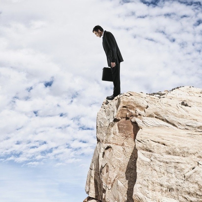 Standing of the edge. Standing of the edge. Горы урала фото. Шаг в пропасть картинки. Картина мужчина стоит на утесе.