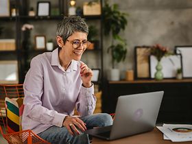 Mandantengespräch in modernem Büro