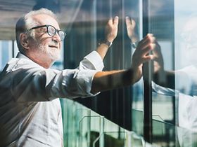 Mann alt älter Senior Wohnung Hochhaus