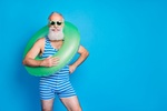 Mann alt Bart Schwimmring Badedress Sonnenbrille