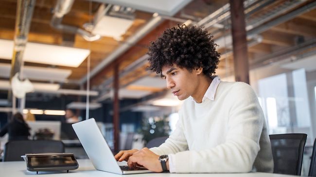 Mann am Laptop im Büro