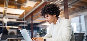 Mann am Laptop im Büro