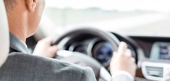 Mann am Steuer eines Autos