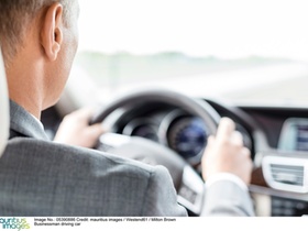 Mann am Steuer eines Autos