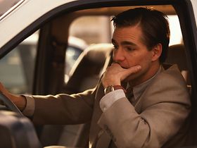 Mann am Steuer im Auto