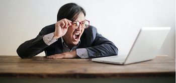 Mann Anzug Laptop Bad News Überraschung Ärger