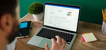 Mann arbeitet am Laptop am Lebenslauf
