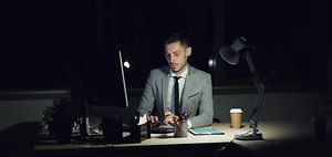 Mann arbeitet nachts