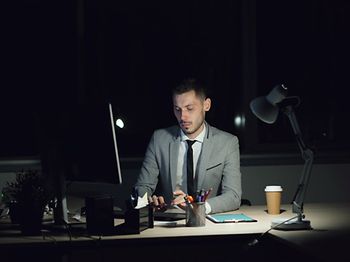 Mann arbeitet nachts
