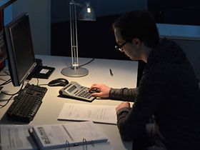 Mann arbeitet nachts am Schreibtisch