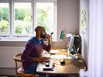 Mann arbeitet zuhause