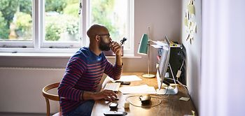 Mann arbeitet zuhause