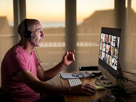 Mann arbeitet zuhause am Computer