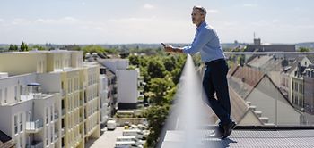 Mann Balkon Terasse Stadt Häuserer Gebäude