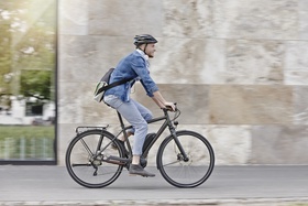 Mann auf E-Bike