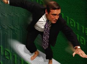 Mann auf Surfbrett vor Computerdaten