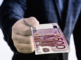 Mann bekommt Bündel Geld