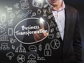 Mann berührt virtuelles Display bei Business Transformation