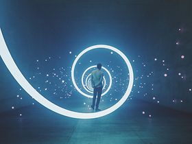 Mann Blick in weiße Lichtspirale