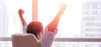 Mann Büro Hochhäuser Bürogebäude Arme hoch 