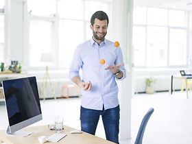 Mann Büro Jonglieren Entspannung 