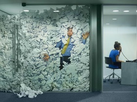 Mann Büro Papier Bürokratie