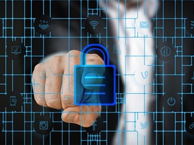 Mann der auf vernetztes Sicherheitsschloss zeigt