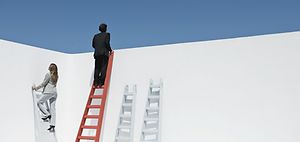 Mann der oben auf einer Leiter steht