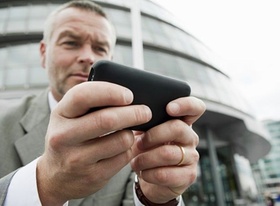 Mann drückt auf Smartphone