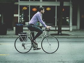 Mann fährt mit Fahrrad zur Arbeit