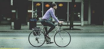 Mann fährt mit Fahrrad zur Arbeit