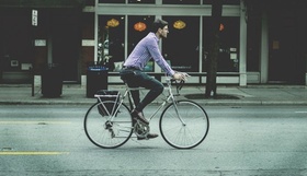 Mann fährt mit Fahrrad zur Arbeit
