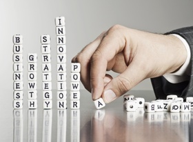 Mann formt mit Buchstabenwürfel Wörter