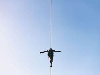 Mann Gleichgewicht Seil