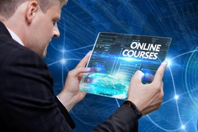 Mann hält futuristisches Tablet in der Hand mit Online Courses